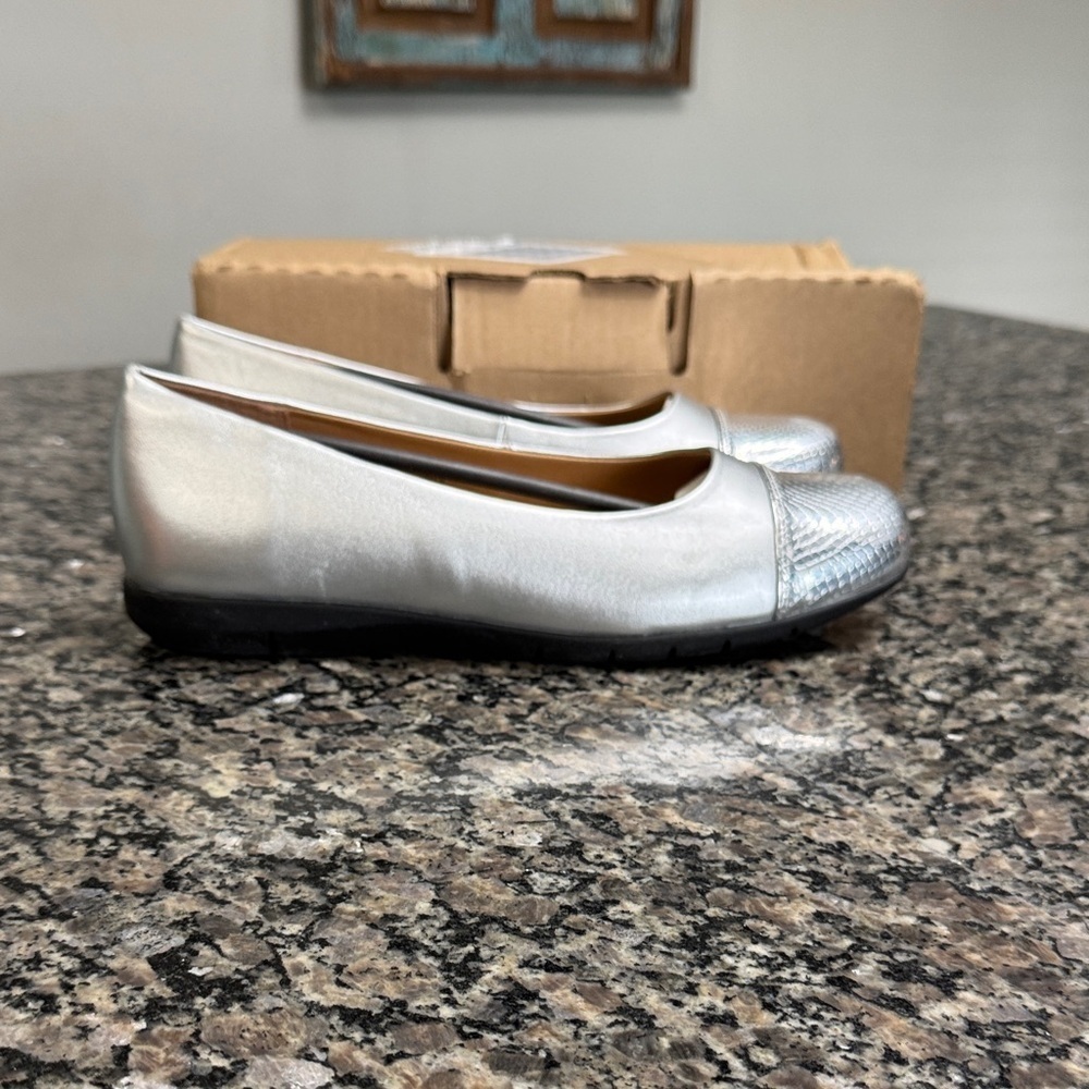 Comfortview Metallic Silver Women's Flats NWT 11W